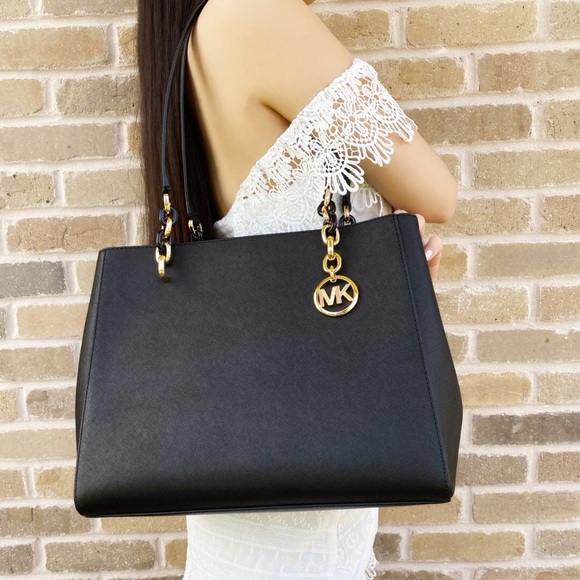 Gaby’sBags💕Michael Kors 👜 Large Tote - Picture 3 of 3